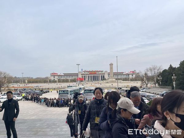 ▲▼2025兩會,人民大會堂,中外記者排隊,北京           。（圖／記者任以芳攝）