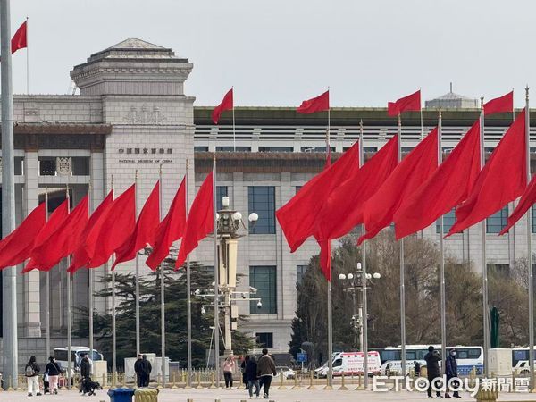 ▲▼2025兩會,人民大會堂,中外記者排隊,北京           。（圖／記者任以芳攝）