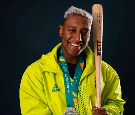 ▲▼    卡瓦略（Osvaldo Carvalho）與球隊中的職業選手形成鮮明對比。         。（圖／截自卡瓦略IG）