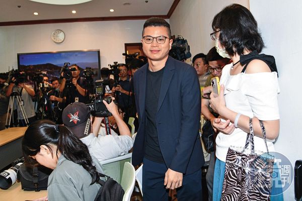 已婚多年的國民黨桃園市議員凌濤遭爆背著妻子多次視訊露鳥、傳下體照，恐涉性騷擾。