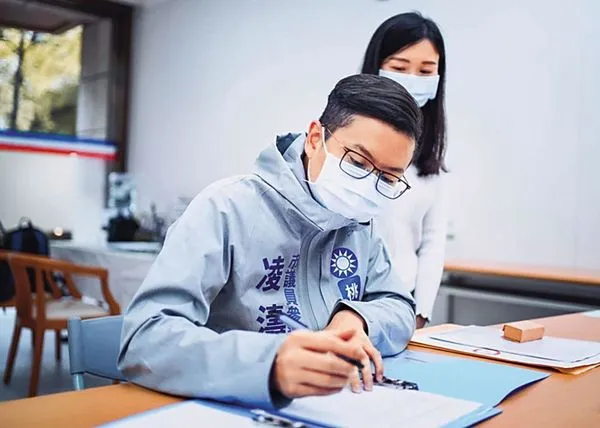 凌濤（左）與老婆（右）是班對、相戀已17年，當年老婆還陪同登記參選桃園市議員。（翻攝凌濤臉書）