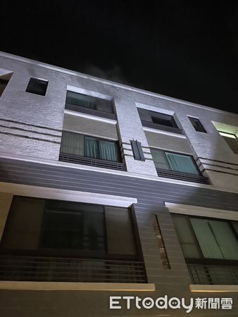 ▲▼台南民宅凌晨火警，警消救出3人送醫。（圖／記者林東良翻攝）