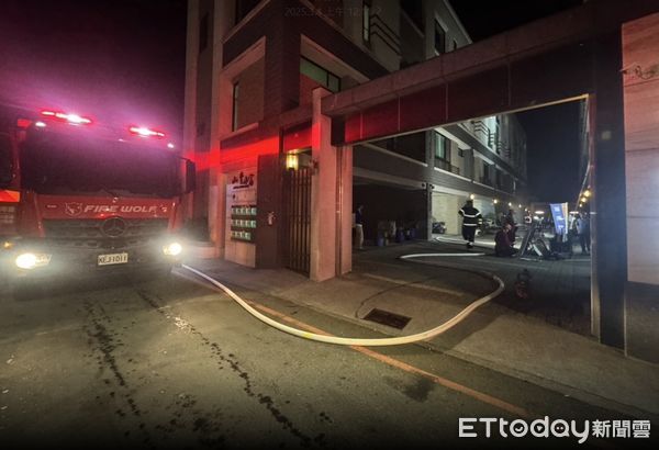 ▲▼台南民宅凌晨火警，警消救出3人送醫。（圖／記者林東良翻攝）