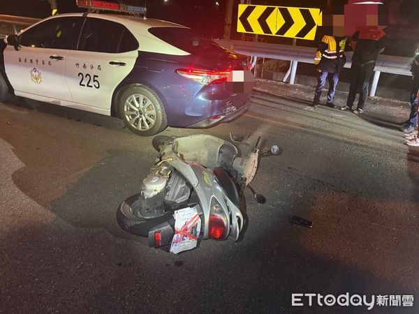 ▲2名少年半夜騎機車欲飆車，車牌用報紙遮蓋被4部警車圍捕後被法辦。（圖／記者楊永盛翻攝）