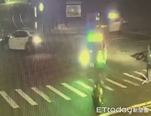 ▲2名少年半夜騎機車欲飆車，車牌用報紙遮蓋被4部警車圍捕後被法辦。（圖／記者楊永盛翻攝）