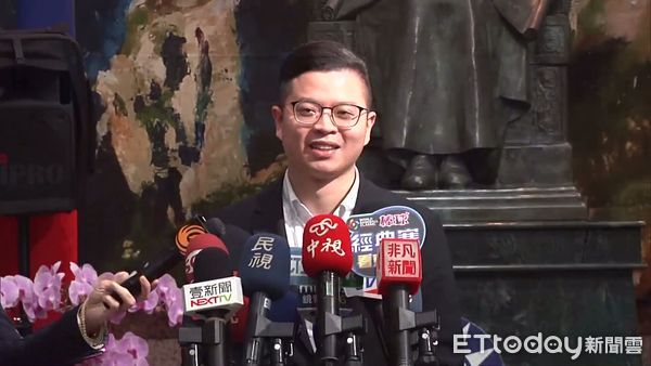 ▲▼凌濤國民黨中央新媒體中心外，接受聯訪。（圖／攝影中心攝）
