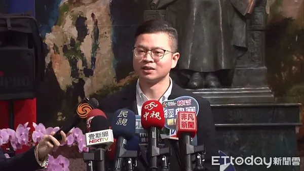 ▲▼凌濤國民黨中央新媒體中心外，接受聯訪。（圖／攝影中心攝）