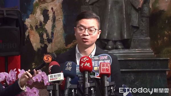 ▲▼凌濤國民黨中央新媒體中心外，接受聯訪。（圖／攝影中心攝）