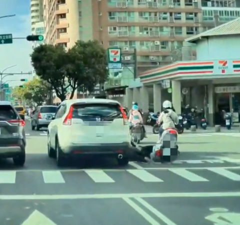▲有網友在網路社群PO出影片，1部自小客貨車行駛中跨越車道時，碰撞同向直行機車，造成機車失控人車倒地，騎士頭部差點被輾壓，實在命大。（圖／翻攝自社會事新聞影音）