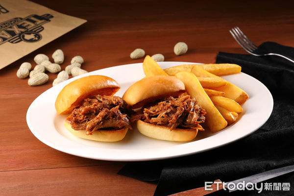 ▲Texas Roadhouse 3月11日起推出限定雙人套餐，可品嘗到新品「手撕豬迷你堡」。（圖／開展餐飲提供）