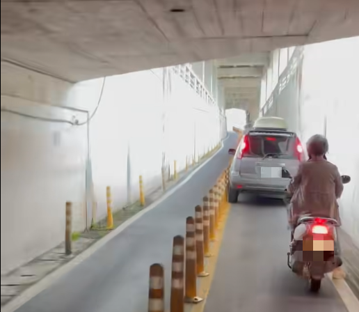 ▲1部自小客車誤入新營一處機車地下道，由於車道狹窄，小客車一路緩慢勉強前進，但造成後方機車阻塞無法申暢行。（圖／翻攝自我是新營人）