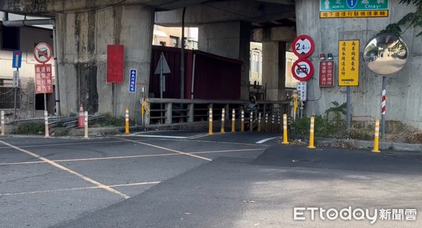 ▲新營分局中山路派出所所長柯政安指出，該汽車誤闖地下機車道，因該地下道入口前已設置禁止汽車進入標誌，可處新台幣900元以上1800元以下罰款。（圖／記者林東良翻攝，下同）