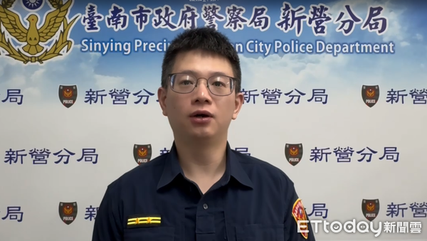 ▲新營分局中山路派出所所長柯政安指出，該汽車誤闖地下機車道，因該地下道入口前已設置禁止汽車進入標誌，可處新台幣900元以上1800元以下罰款。（圖／記者林東良翻攝，下同）