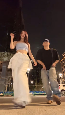 ▲▼鎮、多惠情侶倆在中山區熱舞。（圖／翻攝自多惠IG）