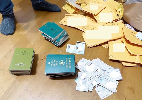 ▲桃園地檢署指揮移民署國境事務大隊與警方查獲黃姓與邱姓男子涉嫌誘騙11名街友代辦台胞證與護照，再轉售大陸人蛇集團牟取暴利，現場查獲大批護照與台胞證等證物。（圖／桃園地檢署提供）