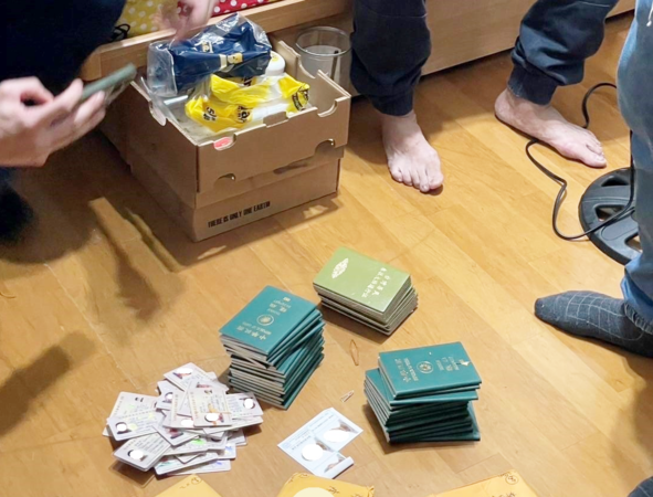 ▲桃園地檢署指揮移民署國境事務大隊與警方在黃姓與邱姓男子住處查扣大批台胞證與護照等證物。（圖／桃園地檢署提供）