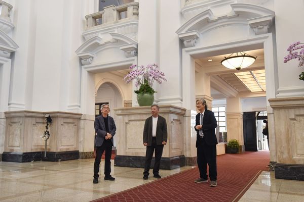 監製郭肇立（左起）、蘇喻哲與建築學者李乾朗在總統府大廳討論該建築的設計。（十月影視提供）