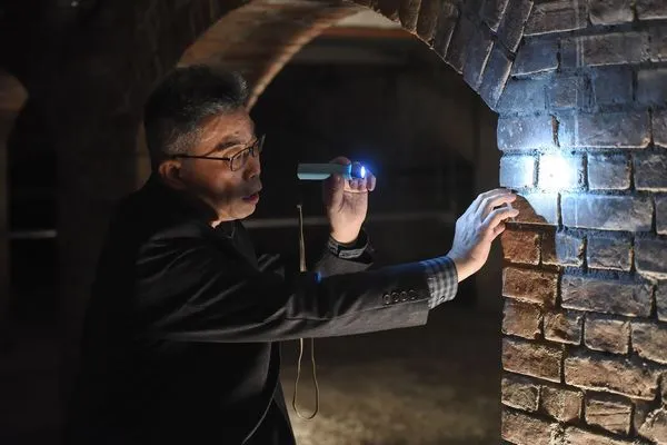 建築修復工作者黃任維帶領團隊深入台北賓館內部說明建築的特點。（十月影視提供）