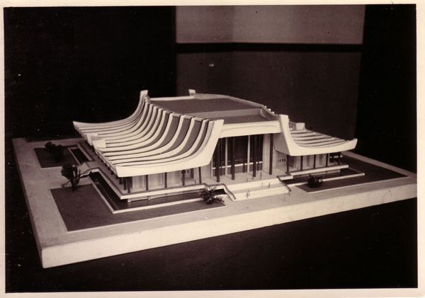 最初提案的屋頂造型接近「八」字型、類似唐宋的官式烏紗帽，結合中西建築風格。（王守正提供）