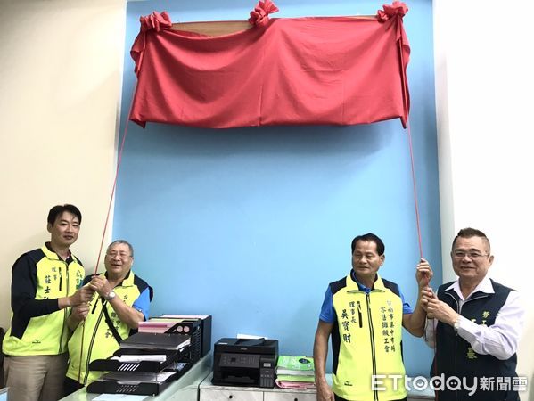 ▲台南市集中市場零售攤販職業工會購置新會所，市長黃偉哲致贈工會「美侖美奐」匾額祝賀。（圖／記者林東良翻攝，下同）