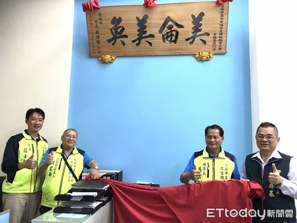 ▲台南市集中市場零售攤販職業工會購置新會所，市長黃偉哲致贈工會「美侖美奐」匾額祝賀。（圖／記者林東良翻攝，下同）