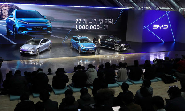 比亞迪用DeepSeek來提升車輛的AI能力。（圖／新華社）