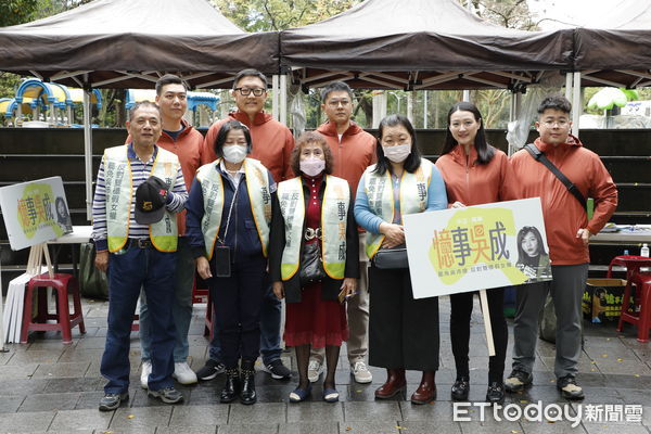 ▲▼罷免立委吳沛憶青年志工團4日於萬華國光市場前擺攤聯署，中廣前董事長趙少康、郝龍斌前市長、賴士葆委員、謝龍介委員、鍾沛君議員、楊植斗議員前來為罷免團體加油打氣。（圖／記者湯興漢攝）