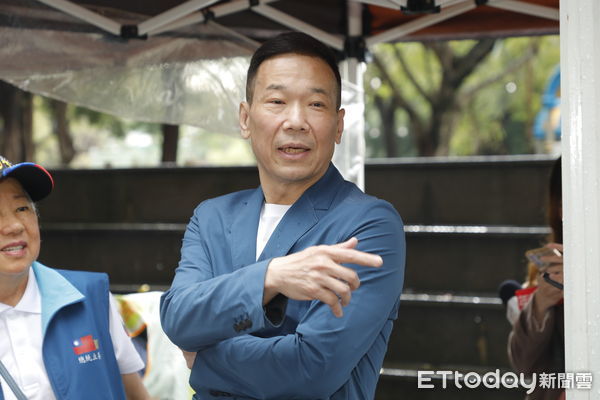 ▲▼罷免立委吳沛憶青年志工團4日於萬華國光市場前擺攤聯署，中廣前董事長趙少康、郝龍斌前市長、賴士葆委員、謝龍介委員、鍾沛君議員、楊植斗議員前來為罷免團體加油打氣。（圖／記者湯興漢攝）