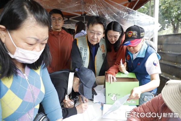 ▲▼罷免立委吳沛憶青年志工團4日於萬華國光市場前擺攤聯署，中廣前董事長趙少康、郝龍斌前市長、賴士葆委員、謝龍介委員、鍾沛君議員、楊植斗議員前來為罷免團體加油打氣。（圖／記者湯興漢攝）