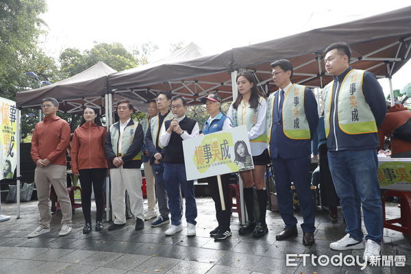 ▲▼罷免立委吳沛憶青年志工團4日於萬華國光市場前擺攤聯署，中廣前董事長趙少康、郝龍斌前市長、賴士葆委員、謝龍介委員、鍾沛君議員、楊植斗議員前來為罷免團體加油打氣。（圖／記者湯興漢攝）