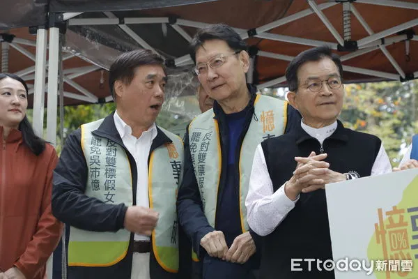 ▲▼罷免立委吳沛憶青年志工團4日於萬華國光市場前擺攤聯署，中廣前董事長趙少康、郝龍斌前市長、賴士葆委員、謝龍介委員、鍾沛君議員、楊植斗議員前來為罷免團體加油打氣。（圖／記者湯興漢攝）