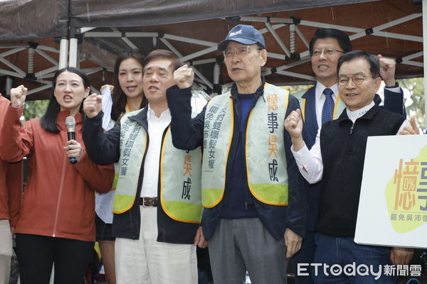 ▲▼罷免立委吳沛憶青年志工團4日於萬華國光市場前擺攤聯署，中廣前董事長趙少康、郝龍斌前市長、賴士葆委員、謝龍介委員、鍾沛君議員、楊植斗議員前來為罷免團體加油打氣。（圖／記者湯興漢攝）