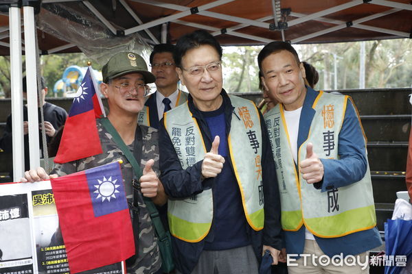 ▲▼罷免立委吳沛憶青年志工團4日於萬華國光市場前擺攤聯署，中廣前董事長趙少康、郝龍斌前市長、賴士葆委員、謝龍介委員、鍾沛君議員、楊植斗議員前來為罷免團體加油打氣。（圖／記者湯興漢攝）