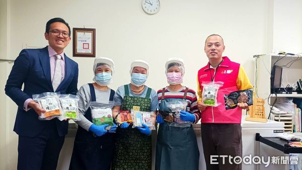 ▲台南就業中心契而不捨的努力之下，協助運用勞動部「５５Ｐｌｕｓ就業獎勵」及「僱用獎助」協助阿玉姐（右二）成功進入古福有限公司，深受公司主管吳主正經理（左一）信任稱許。（圖／記者林東良翻攝，下同）