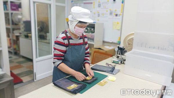 ▲台南就業中心契而不捨的努力之下，協助運用勞動部「５５Ｐｌｕｓ就業獎勵」及「僱用獎助」協助阿玉姐（右二）成功進入古福有限公司，深受公司主管吳主正經理（左一）信任稱許。（圖／記者林東良翻攝，下同）