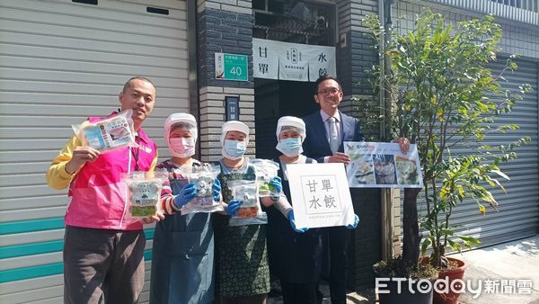 ▲台南就業中心契而不捨的努力之下，協助運用勞動部「５５Ｐｌｕｓ就業獎勵」及「僱用獎助」協助阿玉姐（右二）成功進入古福有限公司，深受公司主管吳主正經理（左一）信任稱許。（圖／記者林東良翻攝，下同）