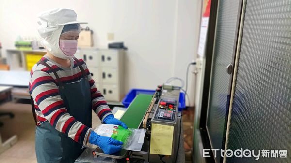 ▲台南就業中心契而不捨的努力之下，協助運用勞動部「５５Ｐｌｕｓ就業獎勵」及「僱用獎助」協助阿玉姐（右二）成功進入古福有限公司，深受公司主管吳主正經理（左一）信任稱許。（圖／記者林東良翻攝，下同）