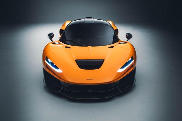 全新 McLaren W1 並沒有盲目追求極速，而是更重視駕駛與車輛的連結感，並在實際使用環境下提升可操控性與便利性。