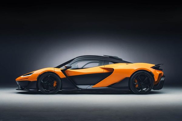 全新 McLaren W1 並沒有盲目追求極速，而是更重視駕駛與車輛的連結感，並在實際使用環境下提升可操控性與便利性。