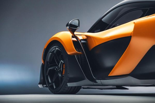 全新 McLaren W1 並沒有盲目追求極速，而是更重視駕駛與車輛的連結感，並在實際使用環境下提升可操控性與便利性。