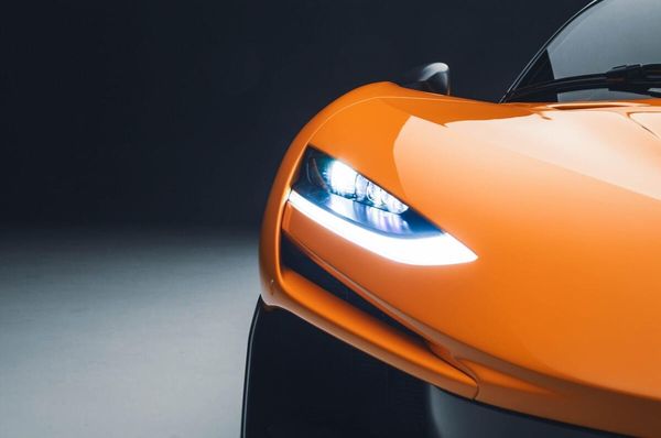 全新 McLaren W1 並沒有盲目追求極速，而是更重視駕駛與車輛的連結感，並在實際使用環境下提升可操控性與便利性。