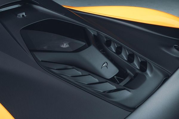 儘管McLaren W1擁有 1,275ps 的動力輸出，但經過電子控制，最高速度被限制在 350km/h。