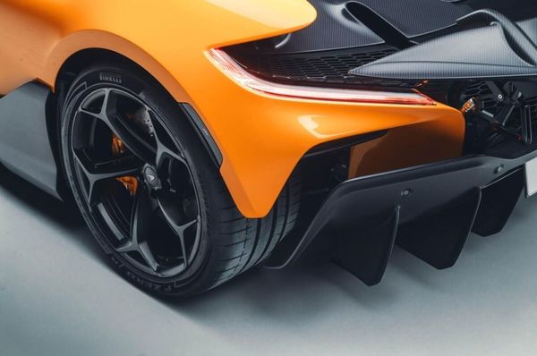 McLaren W1 在開發時，做出了一項關鍵決策——不使用四輪驅動，而是維持後輪驅動設定，這與 McLaren 以往車款所追求的純粹駕馭感相符。  