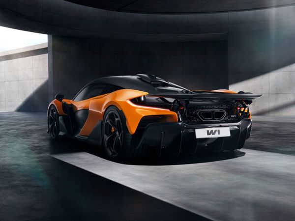 McLaren W1 在開發時，做出了一項關鍵決策——不使用四輪驅動，而是維持後輪驅動設定，這與 McLaren 以往車款所追求的純粹駕馭感相符。  