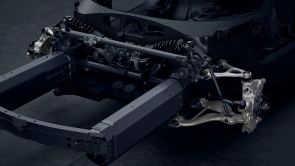 後輪驅動讓 W1 能夠保有McLaren 招牌的液壓動力輔助轉向系統，確保駕駛可以精準感受到路面的每一個細節。