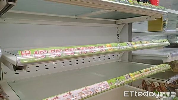▲▼          霧鎖金門3天   。（圖／記者林名揚翻攝）