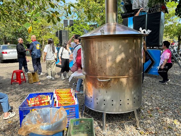▲▼頭城玄德宮泡麵土地公，頭城拜拜免費吃泡麵。（圖／部落客陳小可授權提供）