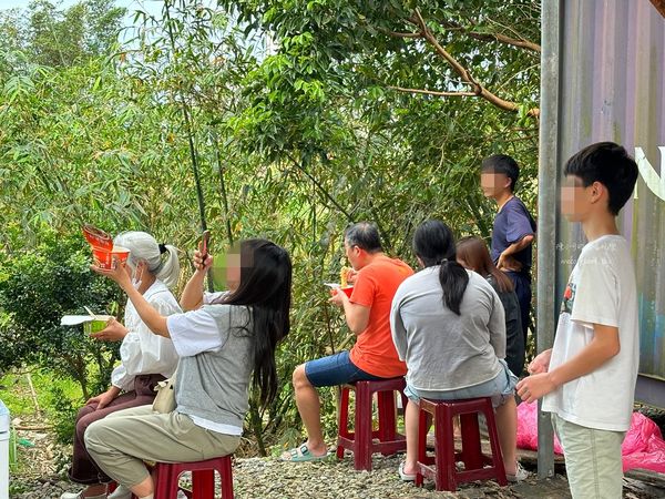▲▼頭城玄德宮泡麵土地公，頭城拜拜免費吃泡麵。（圖／部落客陳小可授權提供）