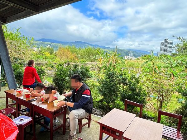 ▲▼頭城玄德宮泡麵土地公，頭城拜拜免費吃泡麵。（圖／部落客陳小可授權提供）