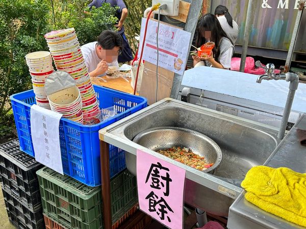 ▲▼頭城玄德宮泡麵土地公，頭城拜拜免費吃泡麵。（圖／部落客陳小可授權提供）
